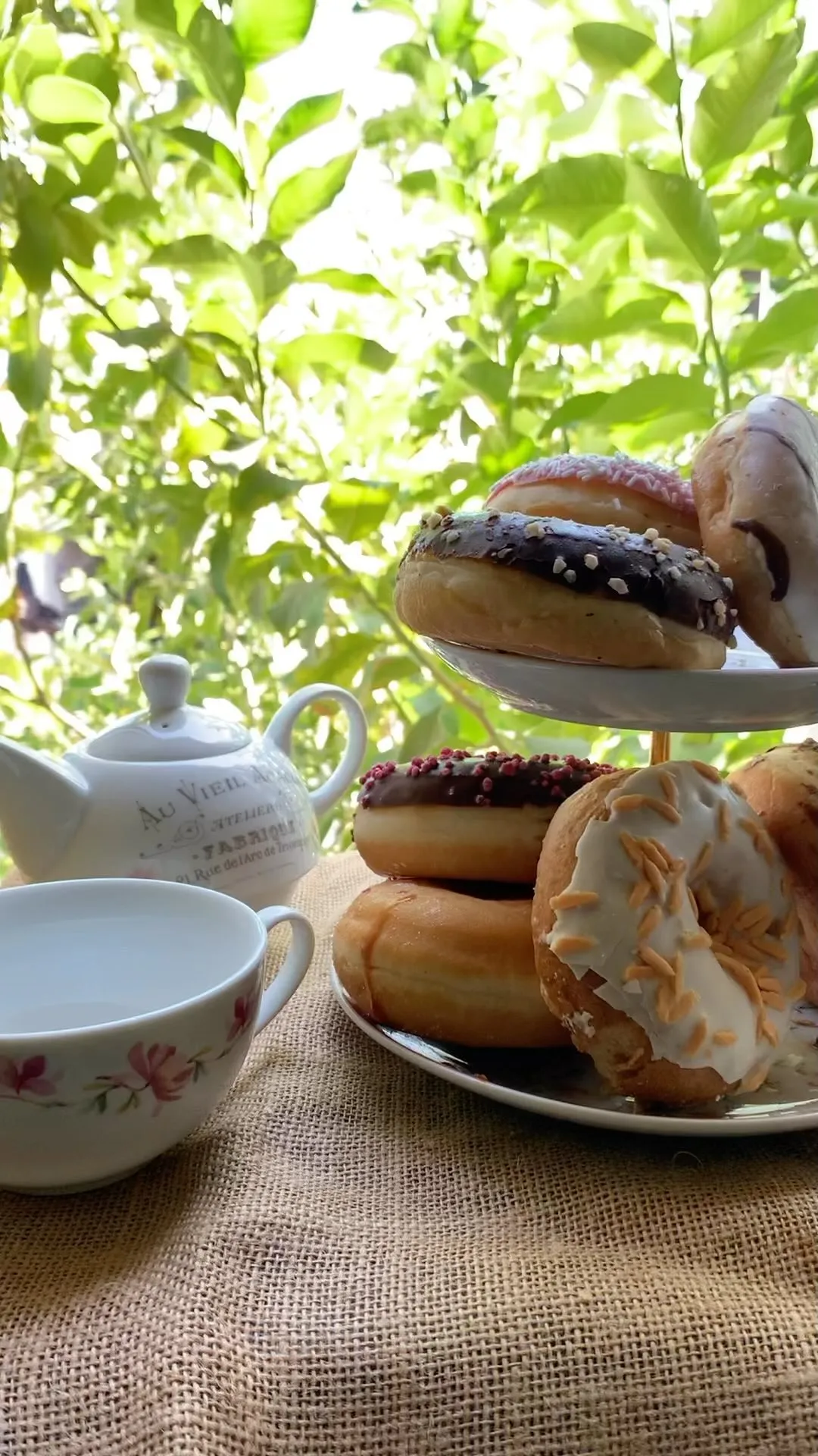 Donas y té servidos en la terraza