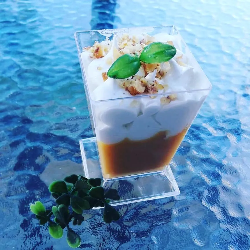Postre en vaso con crema y manjar